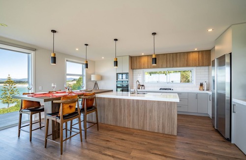 Kakanui House | Modern & Amazing with Unbeatable Ocean Views. AVAILABLE FOR LABOUR WEEKEND 2025