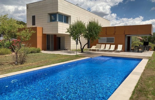 Viladecavalls House | Modern and big house with swimming-pool and garden