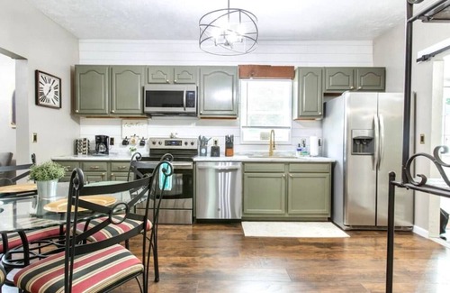 Hannibal House | Modern and comfy home five minutes from downtown