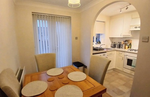 Nantgarw House | Modern and cosy home near Cardiff