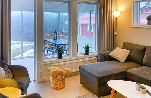 Kinda Municipality House | Modern and cozy cottage overlooking lake Åsunden.