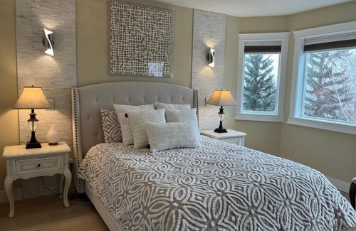 Signal Hill House | Modern and Cozy Room with City skyline View