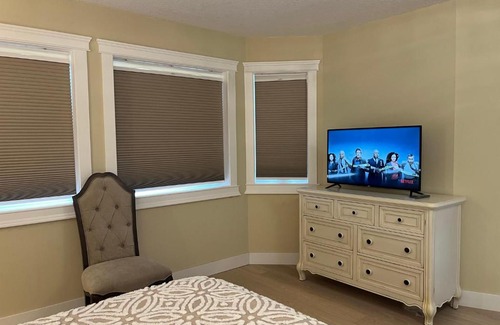 Signal Hill House | Modern and Cozy Room with City skyline View