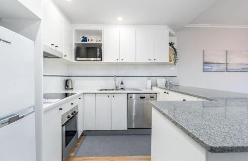 Griffith Apartment | Modern and Homely 2BR Burke Crescent Apartment - Hosted by Canstay