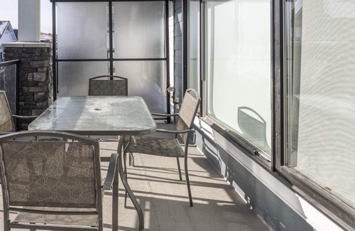 Calgary House | Modern and Luxurious Entire 3 Bedroom + 2 Bath