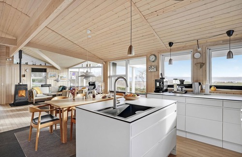 Ronde House | Modern and natural furnished cottage at the popular Følle Strand.