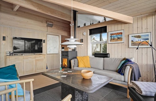 Ronde House | Modern and natural furnished cottage at the popular Følle Strand.