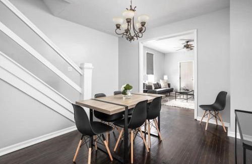 Kennedy King House | Modern and Spacious Home mins to Downtown