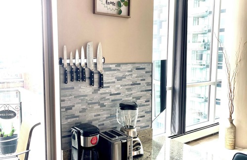 Beltline Condo | Modern and Stylish Condo plus Free Parking
