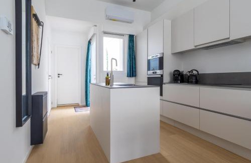 Amandus - Atheneum Apartment | Modern Antwerp Getaway App - Heart d Anvers