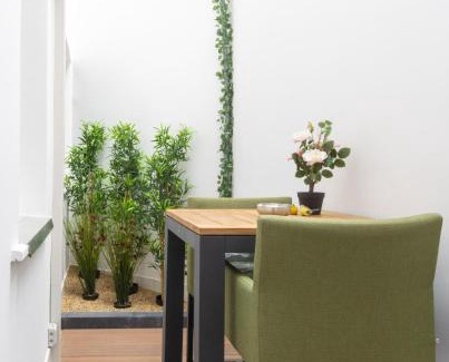 Amandus - Atheneum Apartment | Modern Antwerp Getaway App - Heart d Anvers