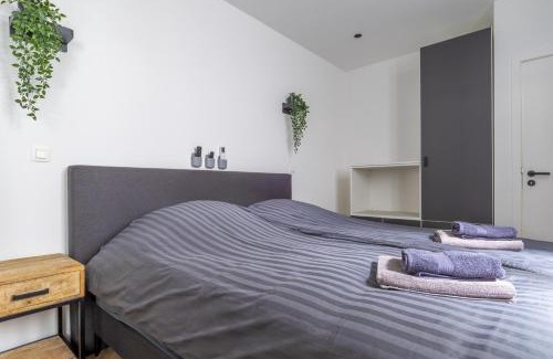 Amandus - Atheneum Apartment | Modern Antwerp Getaway App - Heart d Anvers