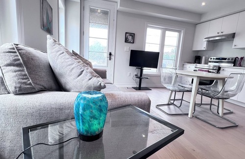 East Credit House | Modern Apartment in Mississauga