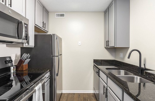 Lewis Center Apartment | Modern Apartment in Prime Location (ID9312X14)