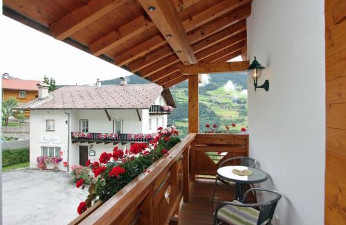 Landeck Apartment | Modern Apartment in Hochgallmigg with Balcony