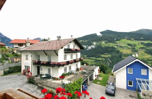 Landeck Apartment | Modern Apartment in Hochgallmigg with Balcony