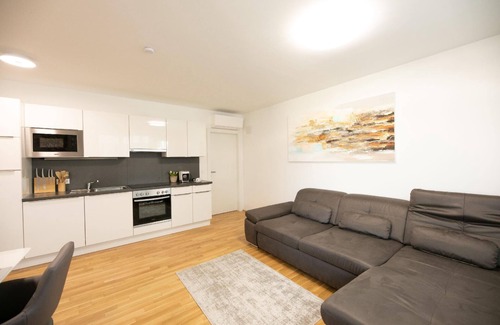 Kaisermuhlen Apartment | Modern Apartment in Kaisermühlen with Garden and Panoramic View