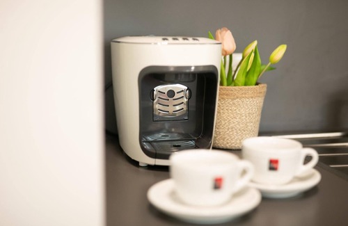 Kaisermuhlen Apartment | Modern Apartment in Kaisermühlen with Garden and Panoramic View