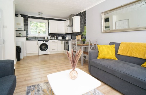Glasgow Apartment | Modern Apartment in North-West Glasgow