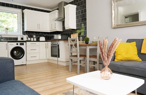 Glasgow Apartment | Modern Apartment in North-West Glasgow