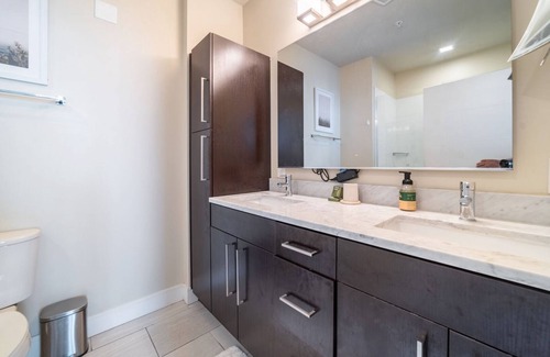 Beachwood Apartment | Modern Apartment in Prime Location (ID3932X6)