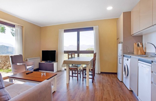 Collia Villa | Modern Apartment in Parres with Garden