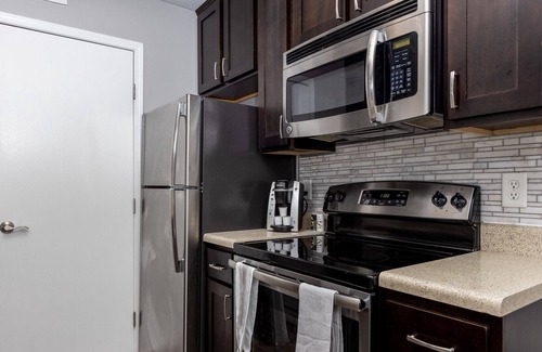 Lewis Center Apartment | Modern Apartment in Prime Location (ID7750X07)