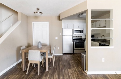 Avon Apartment | Modern Apartment in Prime Location (ID9308X76)