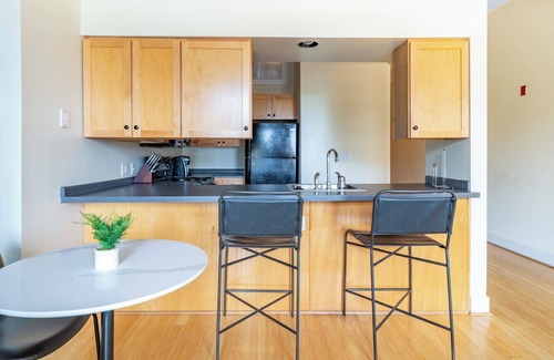 Petersburg Apartment | Modern Apartment in Prime Location (ID3847X50)