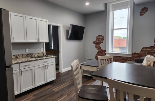 Iola Apartment | Modern Apartment on the Square “Gold”