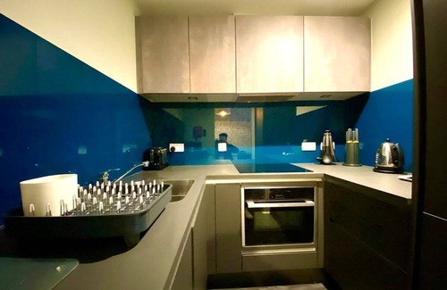Poole Apartment | Modern Apartment -Parking & WiFi