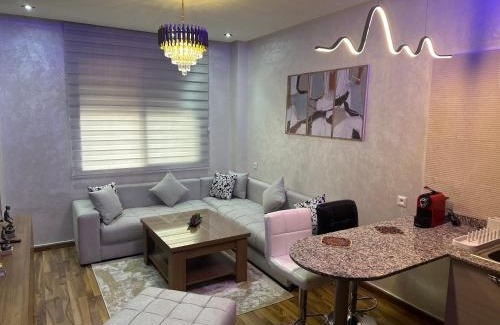 Cite Al Mohammadi Apartment | Modern Apartment Pool Service Airport Shuttle Easy Check-In Cozy Beds 7 Min from Marina