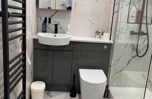 Glasgow Apartment | Modern Apartment-Sleeps6-Parking-seft check in