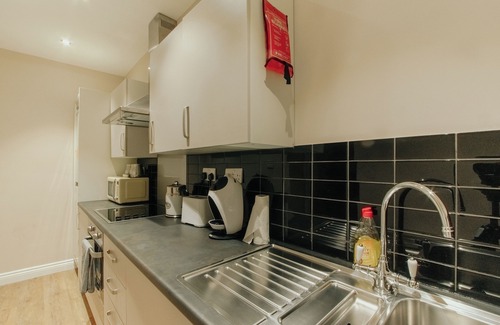 Sheffield Apartment | Modern Apartment with Netflix/free parking. B8