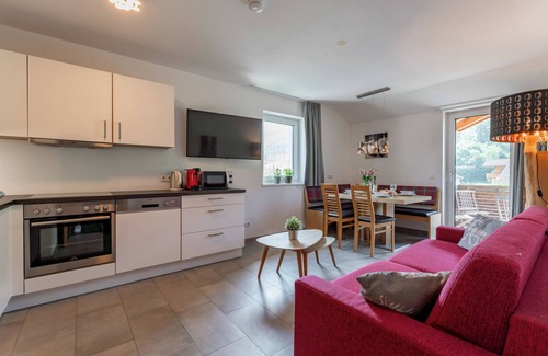 Leogang Apartment | Modern apartment with a balcony and nice views
