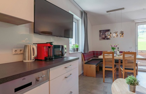 Leogang Apartment | Modern apartment with a balcony and nice views