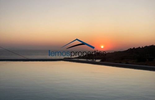 Koundouros Apartment | Modern apartment with a sea view and swimming pool