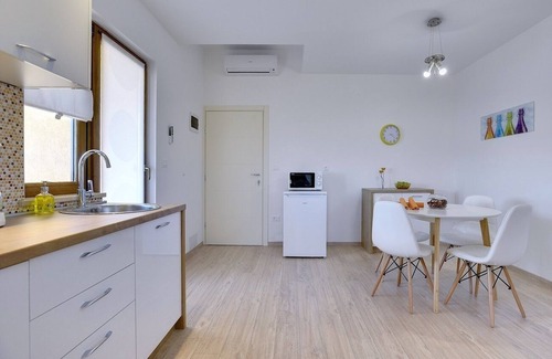 Vinkuran Apartment | Modern apartment with access to balcony including sea view