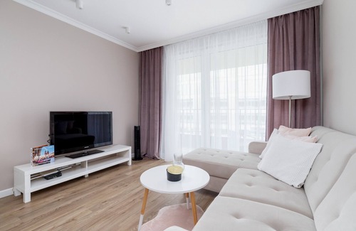 Pradnik Czerwony Apartment | Modern Apartment With Parking by Renters
