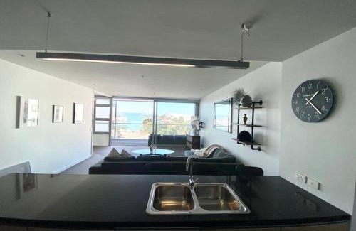 Ahuriri Apartment | Modern Apartment With Pool and Gym