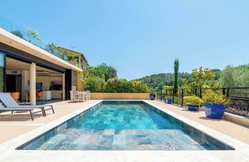 Biot Apartment | Modern Apartment With Private Swimming Pool