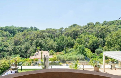 Biot Apartment | Modern Apartment With Private Swimming Pool
