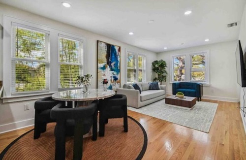 Crescent Lake Apartment | Modern apt 5 min to downtown Hot tub pets ok