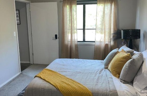 Hanover Place Apartment | Modern Apt in Midtown KC- Close to Everything