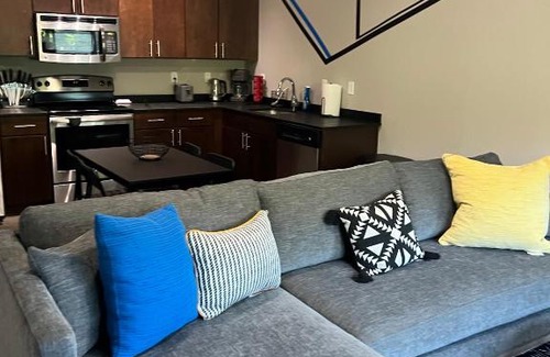 Hanover Place Apartment | Modern Apt in Midtown KC- Close to Everything