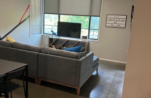 Hanover Place Apartment | Modern Apt in Midtown KC- Close to Everything