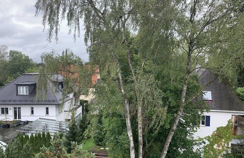 Munchen District House | Modern Apt sleeps 5, direct train to Oktberfest!