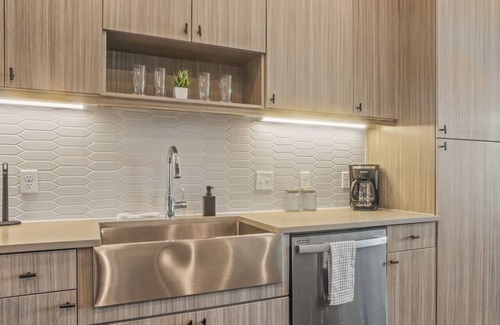 West Oak Hill Apartment | Modern Artistic 2 Bed 2 Bath Condo with Pool and Golf Sim