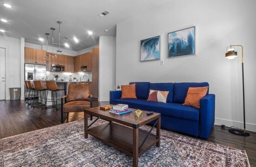 West Oak Hill Apartment | Modern Artistic 2 Bed 2 Bath Condo with Pool and Golf Sim