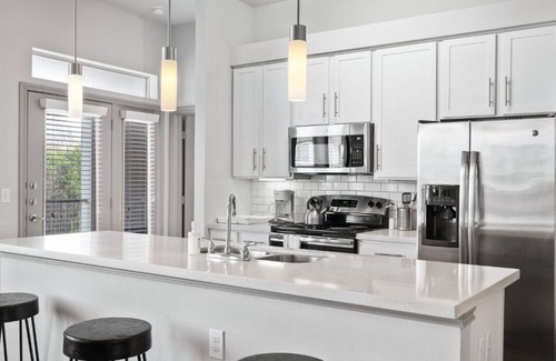 Montopolis Apartment | Modern Austin 2BR 2B Unit with Pool,Parking & WiFi
